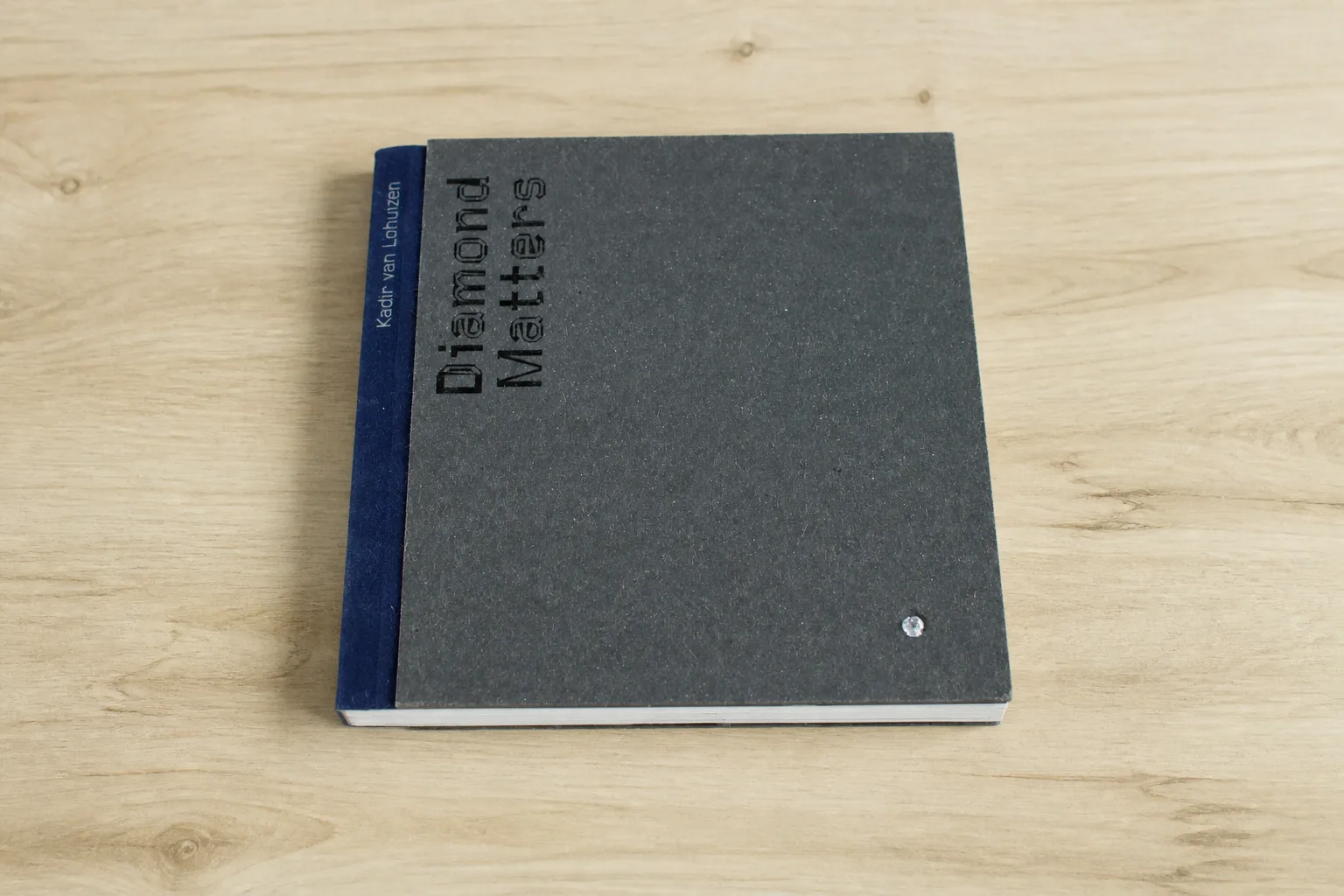 The book Diamond Matters' / Amazon: 'Diamond Matters / Nederlandse editie / druk 1 on a table (AI illustration)